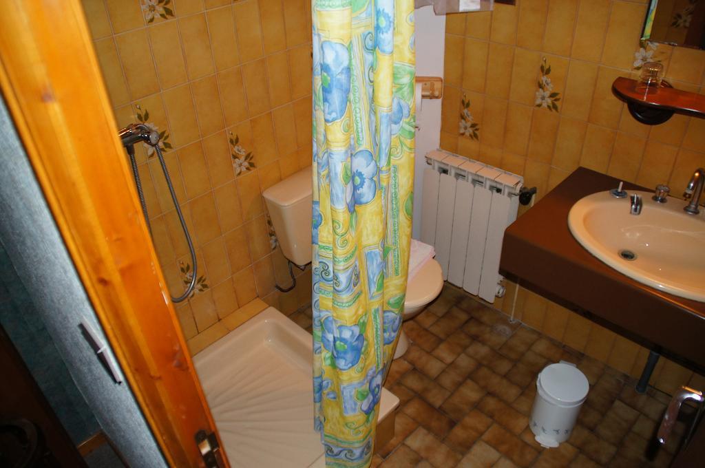 Le Relais Des Vaudois Hotel Freissinieres Room photo